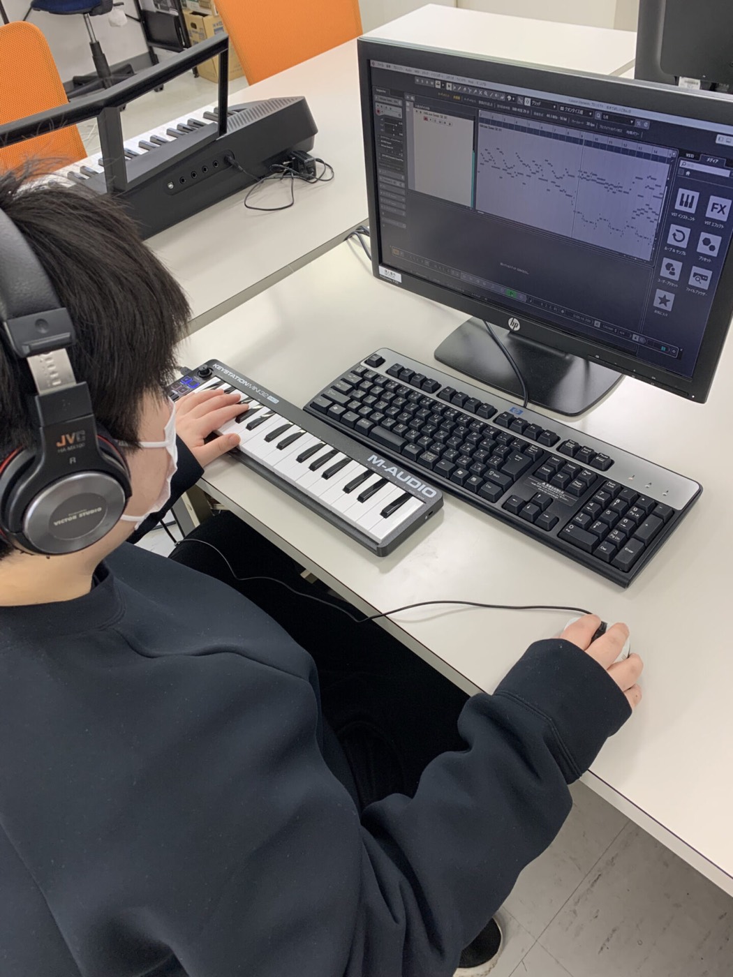 LEA LEAでパソコンとMIDIキーボードを使い音楽制作に取り組む様子